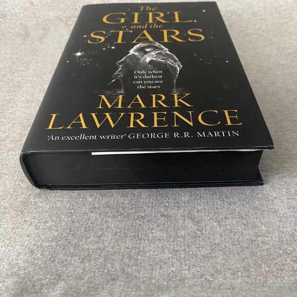 Illumicrate Edition Signed Sprayed Edge The Girl And The Stars By Mark Lawrence - Picture 6 of 15